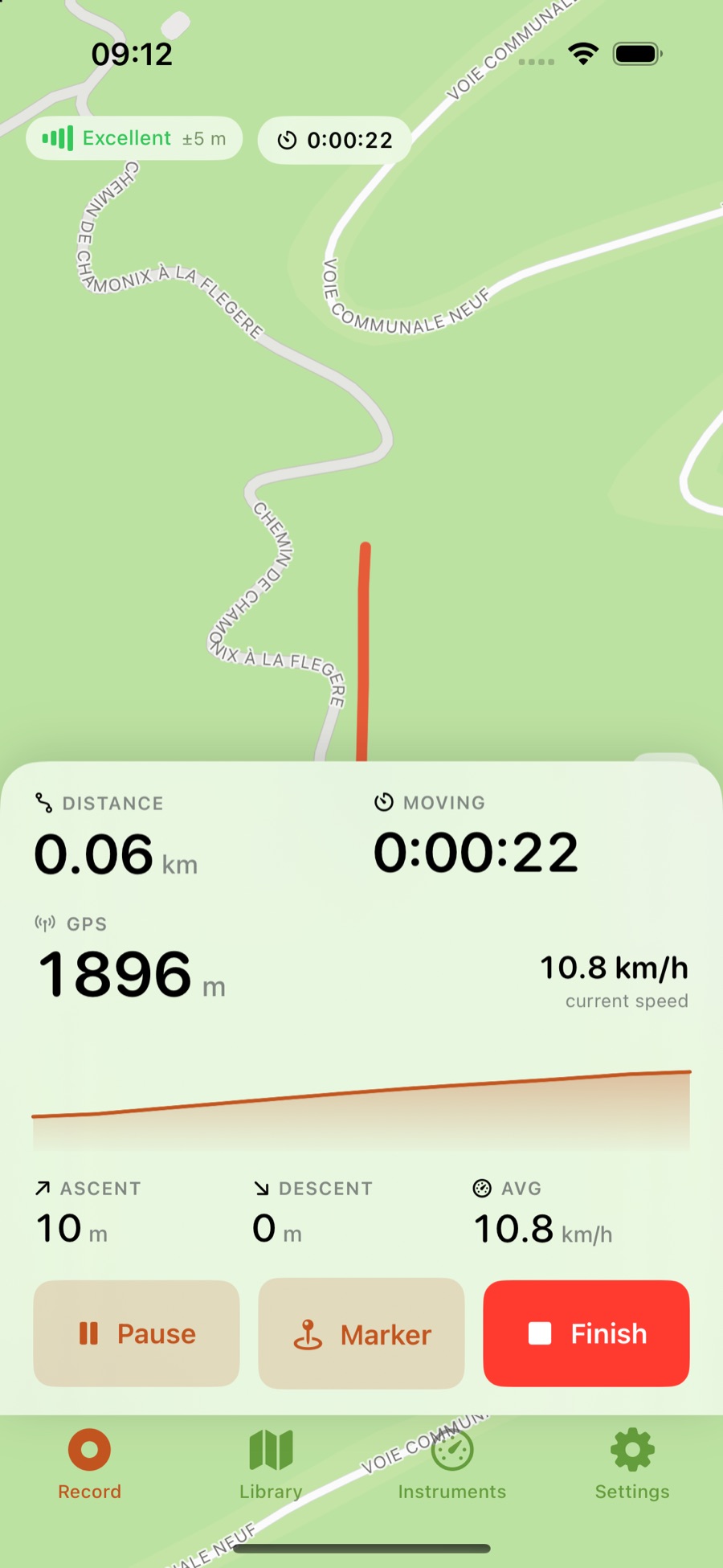 TuTrail recording screen showing live distance, moving time, speed, altitude and elevation gain on a map